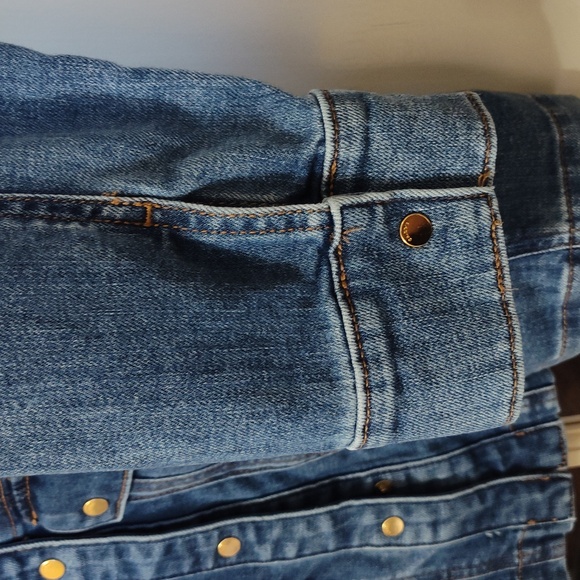 Chico's Classic 4-pocket Lightweight Denim Jean Jacket, Size 2 (Large) - Picture 5 of 9